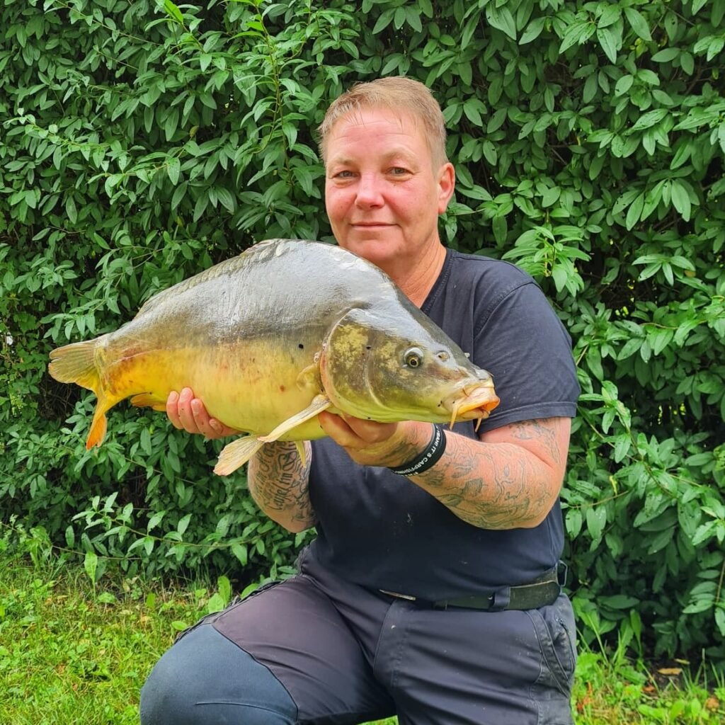 Frauen fischen Karpfen 2